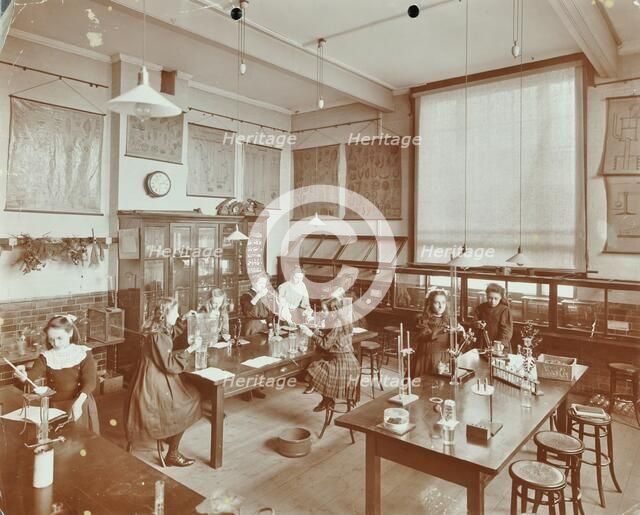 Science class, Aristotle Road Girls School, Clapham, London, 1908. Artist: Unknown.
