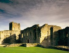 Scolland's Hall and the Gold hole tower, Richmond Castle, North Yorkshire, 1987