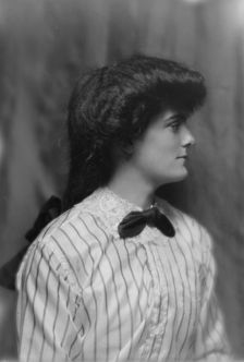 Scott, Beatrice, Miss, portrait photograph, 1912 May 3. Creator: Arnold Genthe