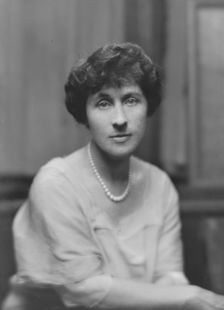 Scott, Louise, Miss, portrait photograph, 1916. Creator: Arnold Genthe