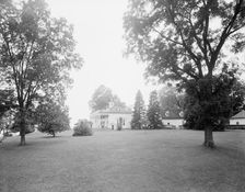 S.E. view of the mansion, Mt. Vernon, Va., between 1900 and 1915. Creator: Unknown