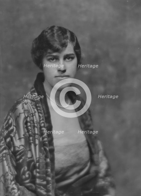 Seton, H., Miss, portrait photograph, 1916 Mar. 24. Creator: Arnold Genthe.