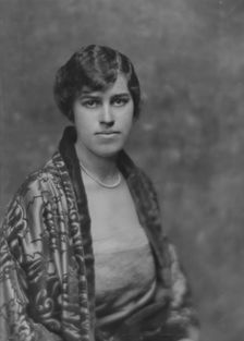 Seton, H., Miss, portrait photograph, 1916 Mar. 24. Creator: Arnold Genthe