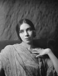 Severn, Margaret, Miss, portrait photograph, 1923 Creator: Arnold Genthe