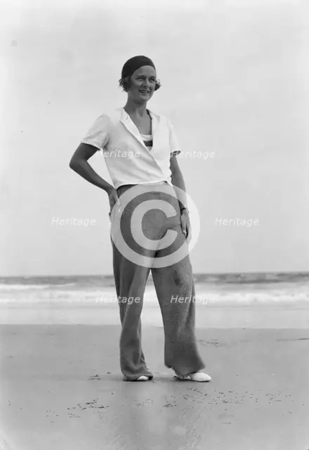 Sexton, Mrs., at the beach, 1932 July 10. Creator: Arnold Genthe.