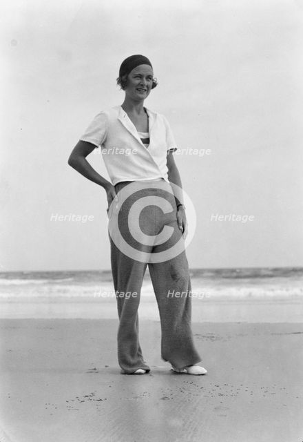 Sexton, Mrs., at the beach, 1932 July 10. Creator: Arnold Genthe.