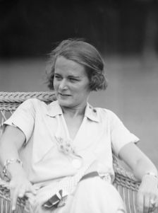 Sexton, Mrs., seated outdoors, 1932 July 10. Creator: Arnold Genthe