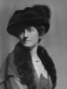 Seymour, H.T., Mrs., portrait photograph, 1913. Creator: Arnold Genthe