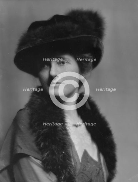 Seymour, H.T., Mrs., portrait photograph, 1913. Creator: Arnold Genthe.
