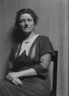 Seymour, H.T., Mrs., portrait photograph, 1913. Creator: Arnold Genthe