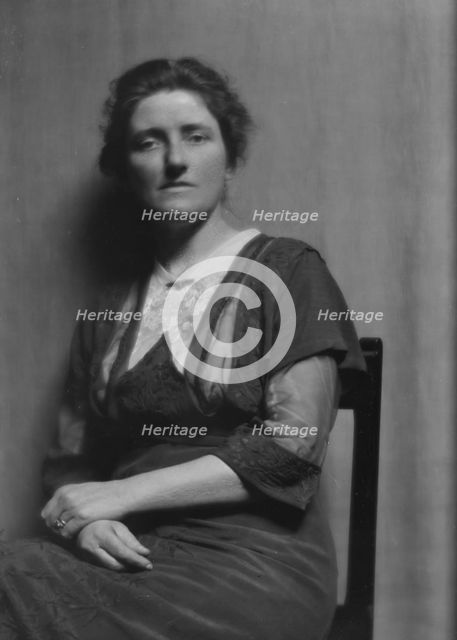 Seymour, H.T., Mrs., portrait photograph, 1913. Creator: Arnold Genthe.
