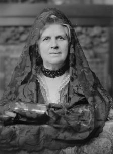 Seymour, Mrs., aunt of, portrait photograph, 1916. Creator: Arnold Genthe