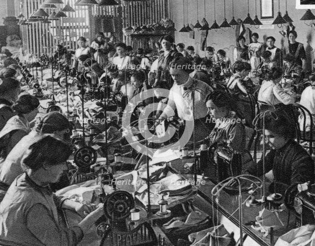 Seamstresses of the National Union of Women, Frankfurt am Main, World War I, 1915. Artist: Unknown