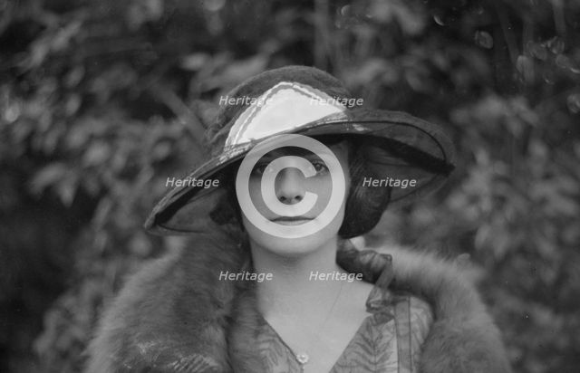 Sears, Marion, Miss, portrait photograph, 1921 Aug. 21. Creator: Arnold Genthe.