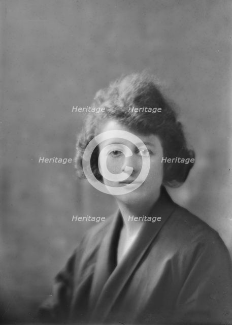 Secretary of Miss Ladenburg, portrait photograph, 1918 June 8. Creator: Arnold Genthe.