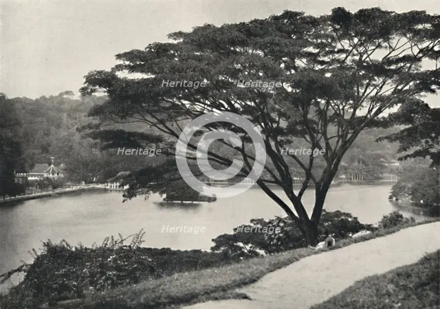 'See, Tempel des Heiligen Zahnes und Bibliothek in Kandy, vom Viktoria-Drive ach Osten gesehen', 192 Artist: Unknown.