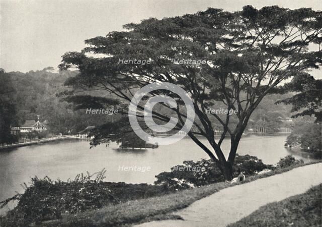 'See, Tempel des Heiligen Zahnes und Bibliothek in Kandy, vom Viktoria-Drive ach Osten gesehen', 192 Artist: Unknown.