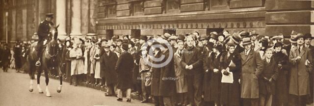 'Seeking news of King Edward, December 3rd, 1936', 1937. Artist: Unknown.