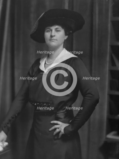 Selden, Miss, portrait photograph, 1915. Creator: Arnold Genthe.