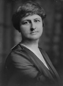 Selden, S.L., Mrs., portrait photograph, 1915. Creator: Arnold Genthe