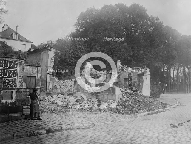 Senlis, Rue de la Republique, 1914. Creator: Bain News Service.