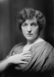 Shainwald, S., Miss., portrait photograph, 1913 Apr. 3. Creator: Arnold Genthe