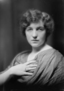 Shainwald, S., Miss., portrait photograph, 1913 Apr. 3. Creator: Arnold Genthe