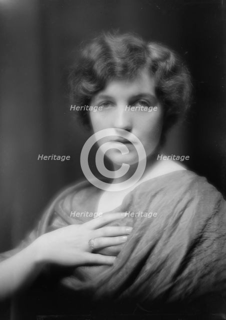 Shainwald, S., Miss., portrait photograph, 1913 Apr. 3. Creator: Arnold Genthe.