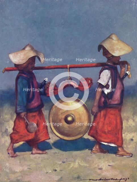 'Shan Retainers carrying Brass Gong', 1903. Artist: Mortimer L Menpes.