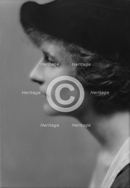 Shearson, Phyllis, Miss, portrait photograph, 1914 Sept. 22. Creator: Arnold Genthe.