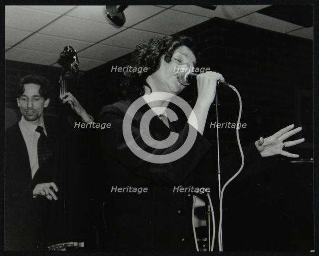 Sheena Davis and Rob Rickenberg performing at The Fairway, Welwyn Garden City, Hertfordshire, 2002. Artist: Denis Williams