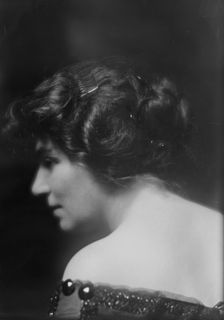 Shelton, Mrs., portrait photograph, 1913 July 17. Creator: Arnold Genthe