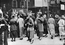 Shoppers in Kensington High Street, London, 1926-1927