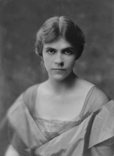 Sibley, A., Miss (Mrs. O'Donnell Iselin), portrait photograph, 1916 June 28. Creator: Arnold Genthe