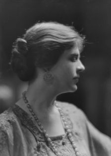 Sibley, A., Miss (Mrs. O'Donnell Iselin), portrait photograph, 1916 June 28. Creator: Arnold Genthe