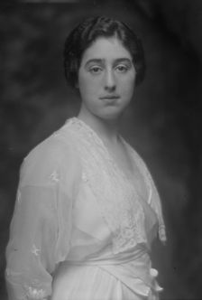 Sicher, S.S., Mrs., portrait photograph, 1913. Creator: Arnold Genthe