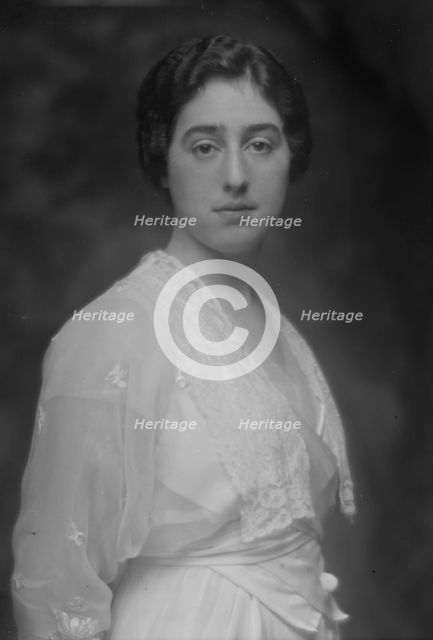 Sicher, S.S., Mrs., portrait photograph, 1913. Creator: Arnold Genthe.