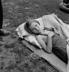 Sick migrant child, Washington, Yakima Valley, Toppenish, 1939. Creator: Dorothea Lange