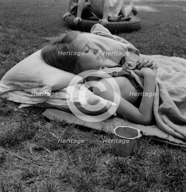 Sick migrant child, Washington, Yakima Valley, Toppenish, 1939. Creator: Dorothea Lange.