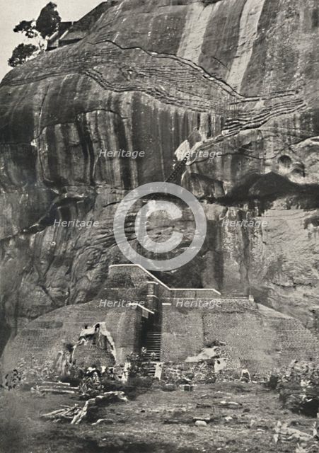 'Sigiri, Aufstiegseite im Norden (Der sog. Lowensteig, der durch Treppen, Leitern und Gelander erneu Artist: Unknown.