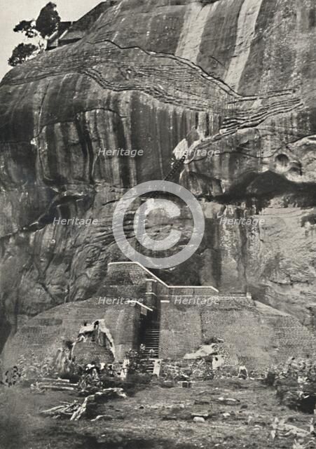 'Sigiri, Aufstiegseite im Norden (Der sog. Lowensteig, der durch Treppen, Leitern und Gelander erneu Artist: Unknown.