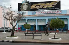 Sign advertising the bravery of Che Guevara overlooking the pedestrian area, Cienfuegos, Cuba,2024 Creator: Ethel Davies