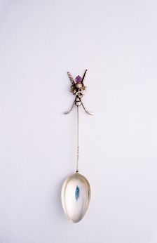 Silver spoon with crossed golf club motif, British, c1920s. Creator: Unknown