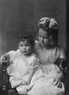 Silvester, Mrs., children of, portrait photograph, between 1914 and 1917. Creator: Arnold Genthe