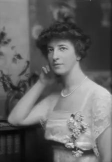Simon, Beatrice M., portrait photograph, 1912 or 1913. Creator: Arnold Genthe