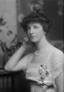 Simon, Beatrice M., portrait photograph, 1912 or 1913. Creator: Arnold Genthe