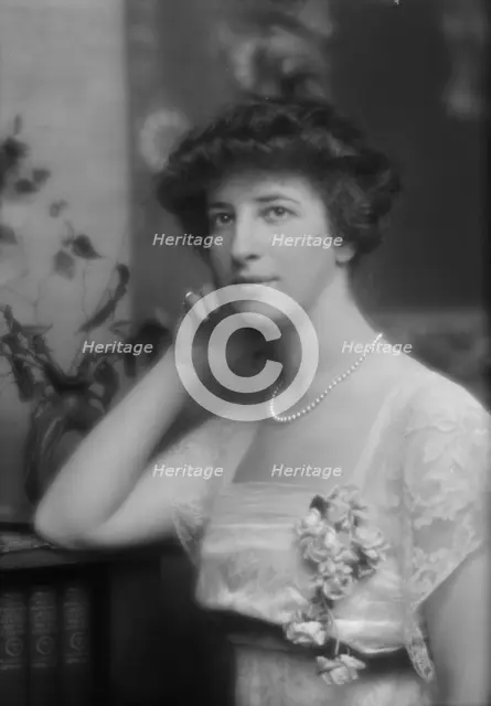 Simon, Beatrice M., portrait photograph, 1912 or 1913. Creator: Arnold Genthe.