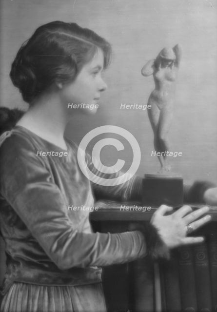 Sinclair, Hester, Miss, portrait photograph, 1915 Mar. 16. Creator: Arnold Genthe.