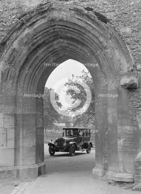 Singer 4-door saloon, St.Albans, Hertfordshire, c1920s-c1930s. Artist: Bill Brunell.