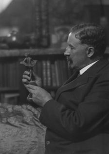 Singer, Paris E., Mr., portrait photograph, 1916 Sept. 30. Creator: Arnold Genthe